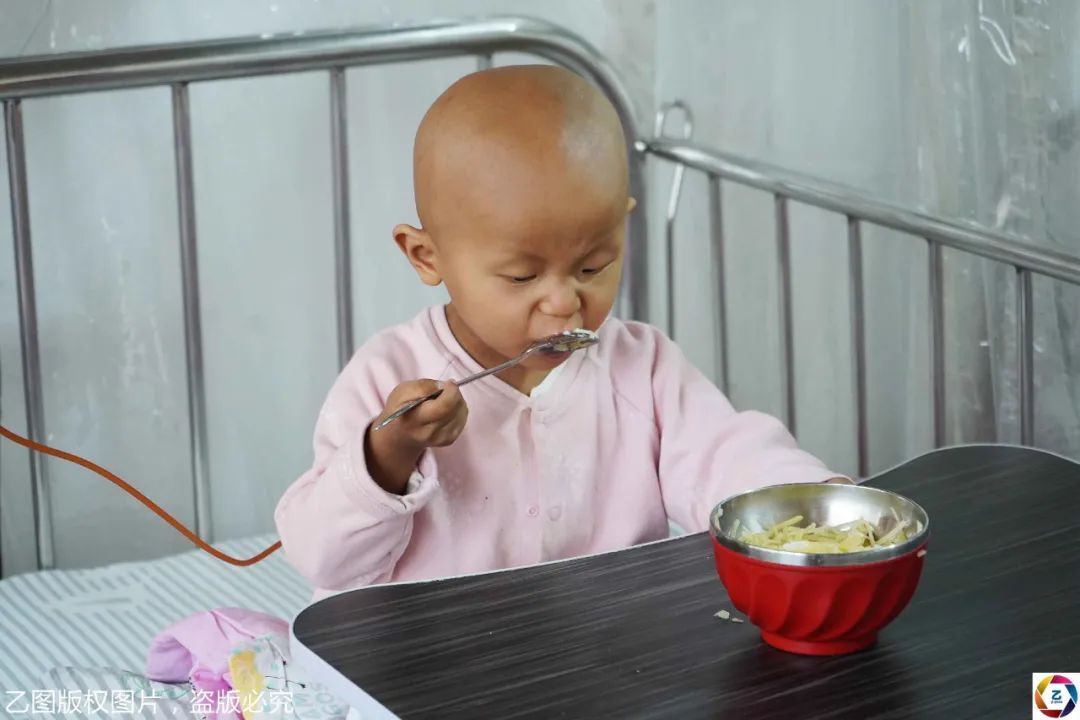 张影影|女童患病5个月双目失明,吃不到饭急得大哭,隔着屏幕都心疼