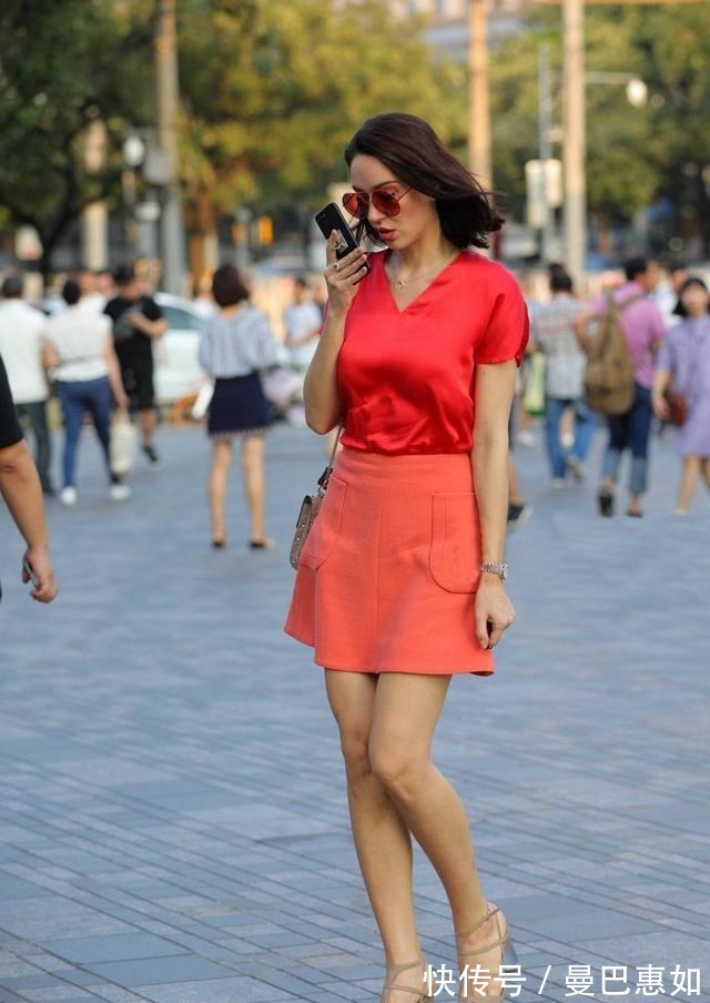 破洞牛仔裤 美女一袭简约的瑜伽裤，选择简洁轻盈的裙型，减龄单品