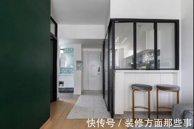 玻璃门|68平现代风一居室,厨房的玻璃门隔断和吧台设计,好看又实用