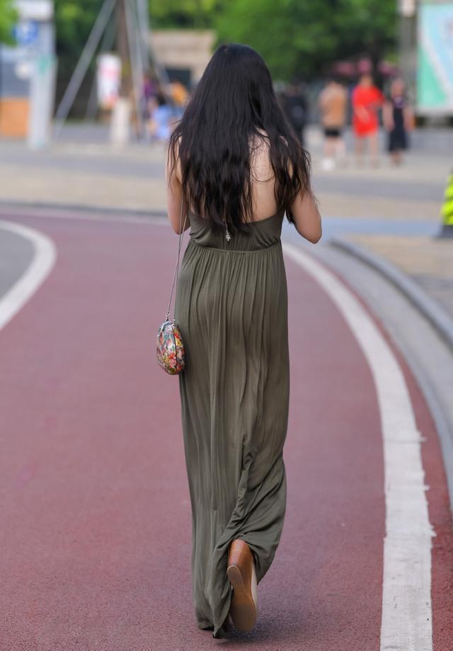 美女街拍:长款挂脖修身连衣裙,独特面料的材质,完美突现出了西域风情