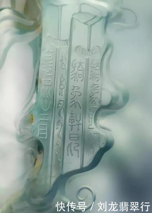 玉雕师的灵感,一块有裂的翡翠,竟然神奇地刻出骑象罗汉尊神!