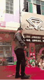 |搞笑GIF:不同年龄女人走路的区别