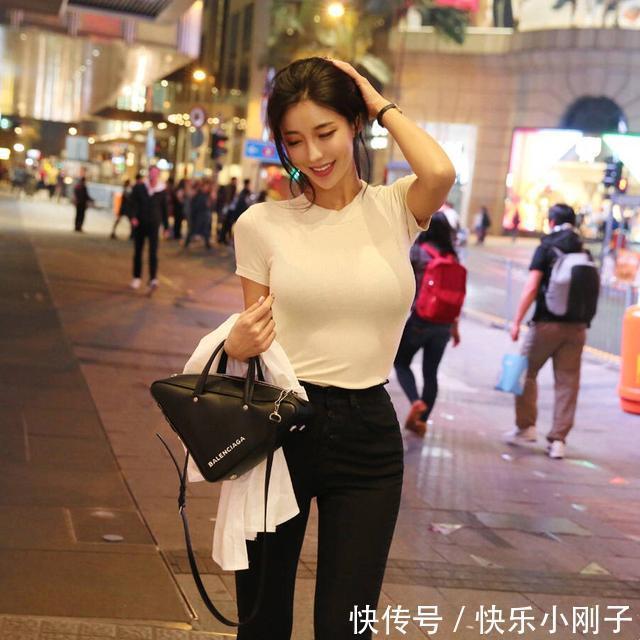 穿搭 小姐姐身穿白色的短袖,搭配黑色的职业装,看上去时尚又可爱