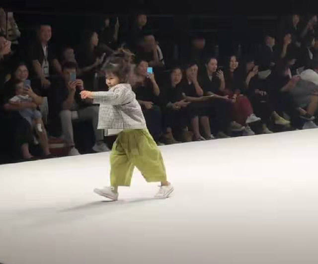 场子|宝宝走秀走出六亲不认步伐,网友你确定是在走秀,而不是砸场子