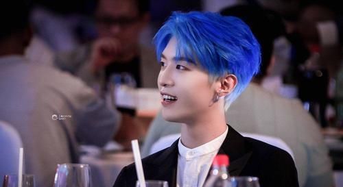 练习生|乐华年会有多土?艺人全程都在憋笑,王一博被赞太理智