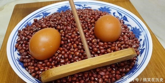 以后面粉就这样做,加3个鸡蛋,不用烤不用蒸,比蛋糕都香甜好吃