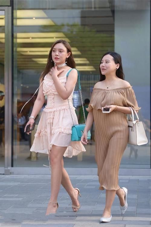 百褶裙 白T恤配百褶裙，清新自然，清纯感十足
