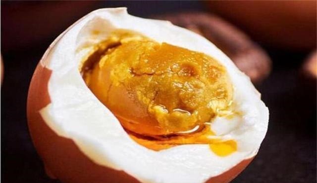 腌鸡蛋时,只会加盐就错了,多加这3步,个个流油又起沙