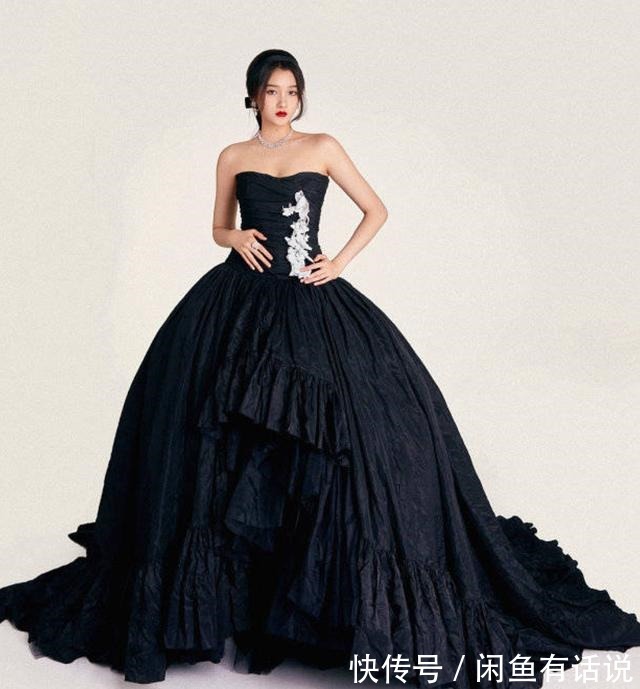 蕾丝|新晋“金牌剑客”孙一文，穿一身龙纹长裙优雅大气，好身材太吸睛