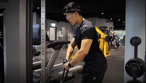 弯举|胖子也有春天,英国大码超模140斤,却拥有让人羡慕的沙漏身材