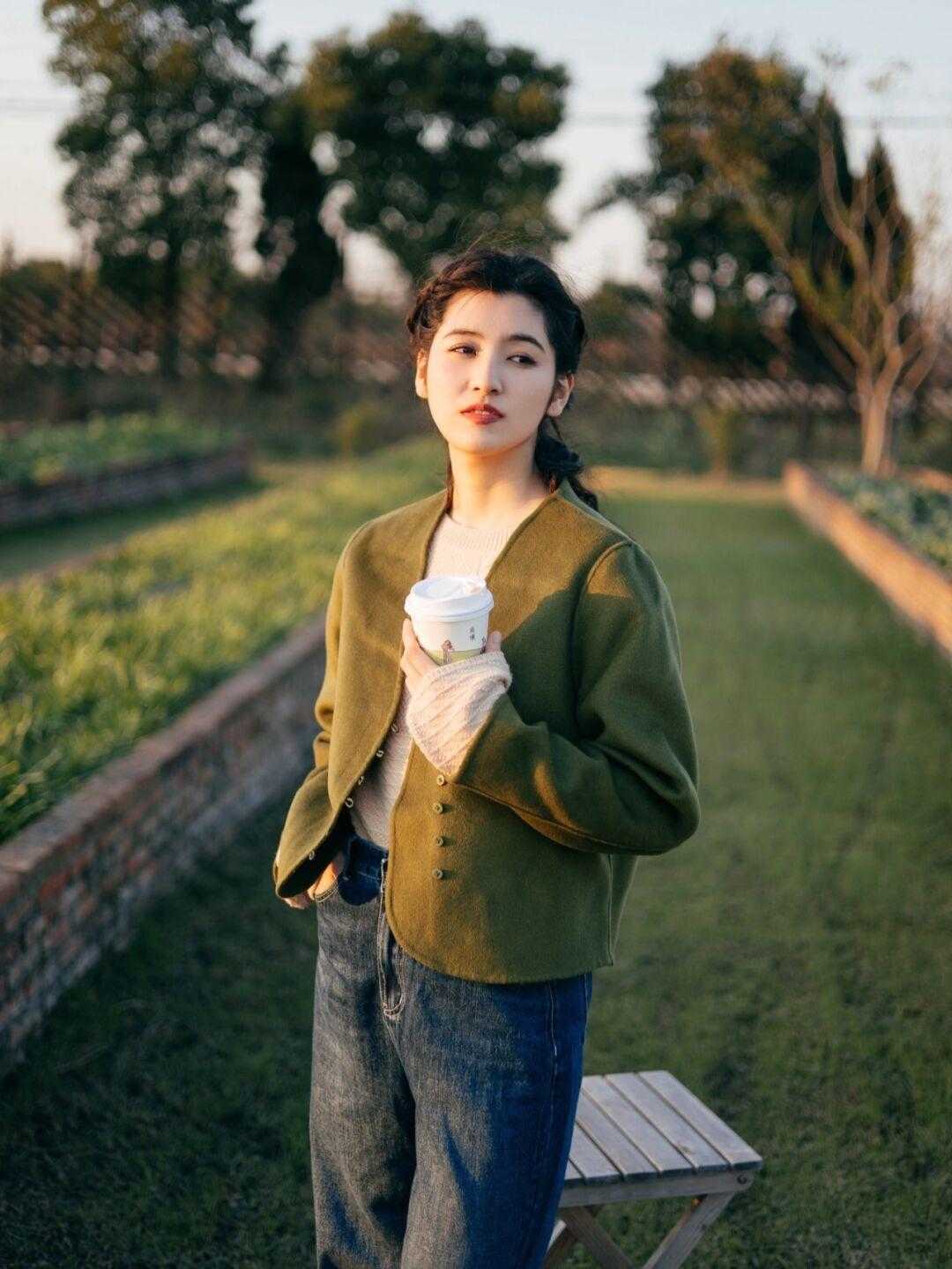 下半身 与其还在搭大衣,不如看看冬款短外套,清爽温柔