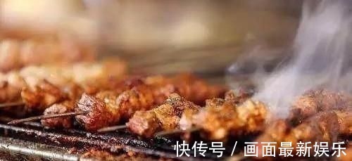 公交车|车买不起,敢生孩子,孕妇坐公交被大妈羞辱,男孩反怼真解气!