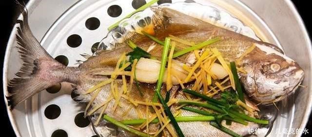 做清蒸鱼,什么时候放盐很关键,时机不对,肉柴无味,还没营养