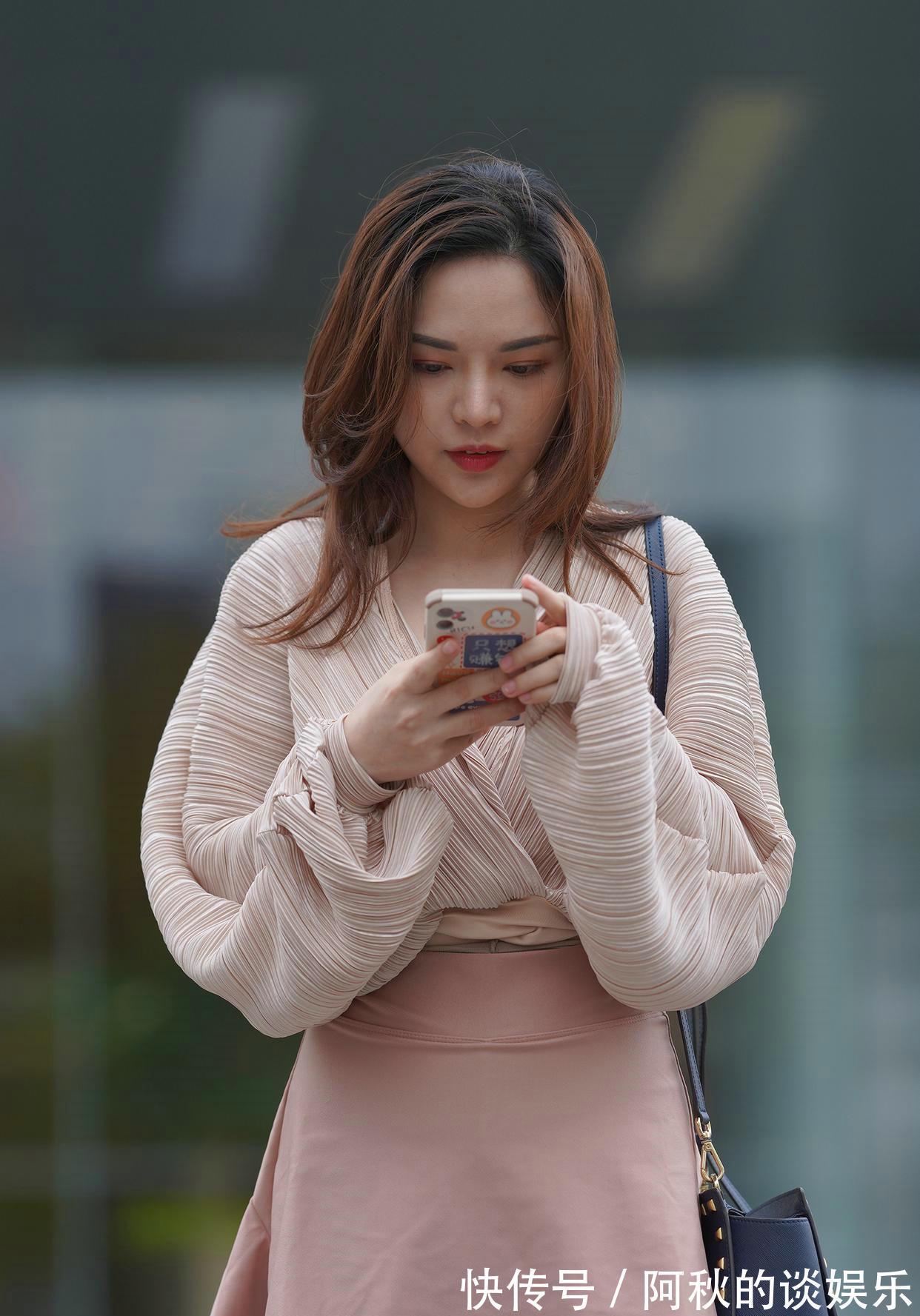 半身裙|挑选半身裙的时候，最好选择高腰款式，百褶裙就非常不错