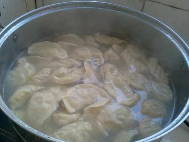  煮饺子时，不要只会加水煮！多加一点它，饺子香嫩多汁，还不破皮