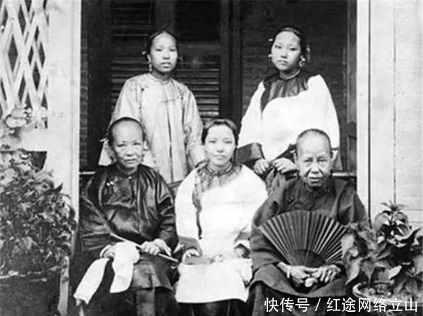 一是|晚清时期的老照片:图一是“女教师和女舍监”的合照