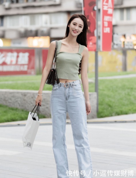吊带|可爱小姐姐的穿搭秀，吊带＋牛仔裤，甜美的笑容让人心醉