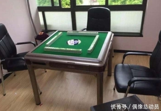 打滚|女子打麻将,儿子要求做饭被拒,3小时后,儿子在麻将桌下打滚