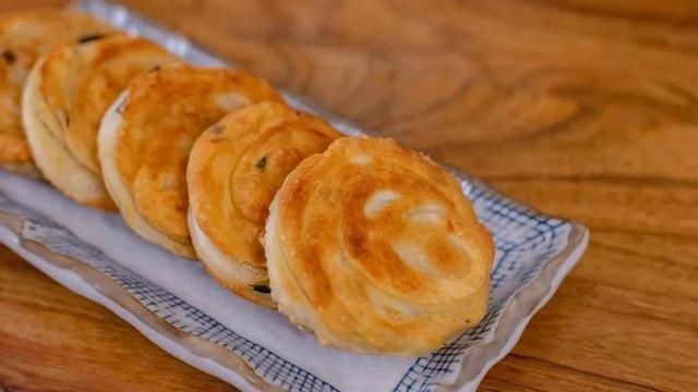 油酥|排队4个小时才能吃到的网红葱油饼，只要简单几步在家就能做