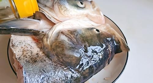  鱼头|秋冬这样吃，菜饭一锅出~鱼头泡饼