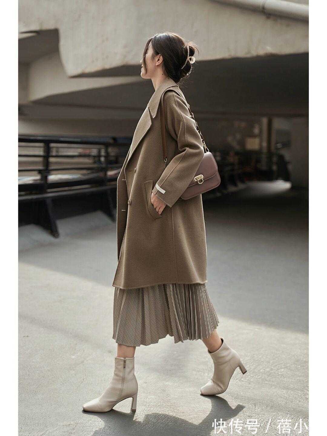 搭配|秋冬大衣建议少穿黑白灰,试试这2种“高级色”,时髦又显气质