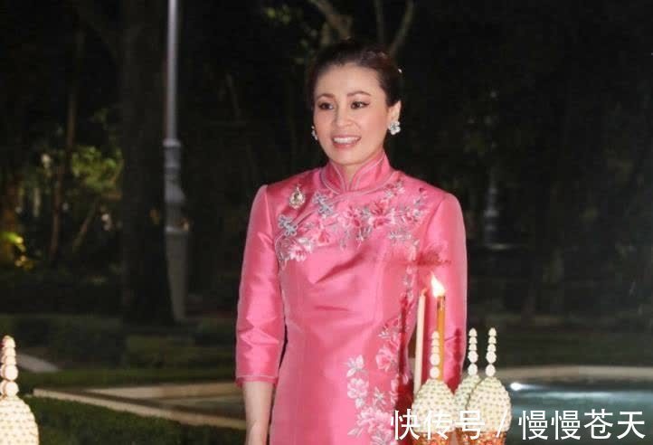 华裔王后#44岁苏提达秀中文,介绍兰花刺绣旗袍,华裔王后对中国风着迷