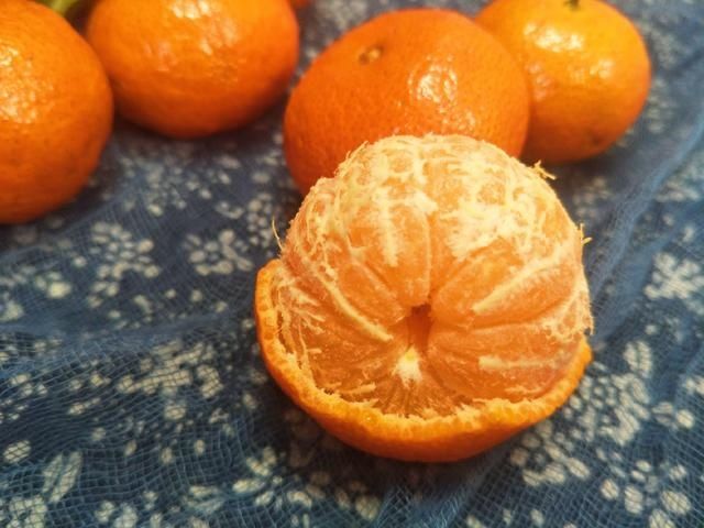 买砂糖桔时，选皮厚的还是薄的？教你3招，选出的桔子又甜又多汁