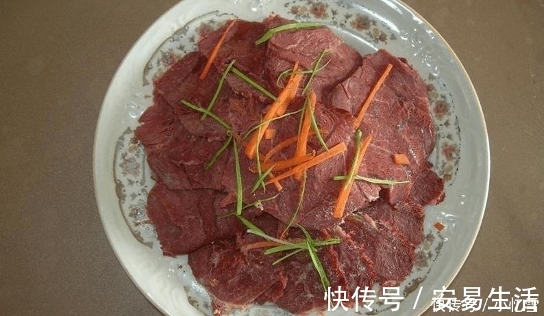 周末家庭聚餐,老妈嫌在外面吃太破费,做了11菜一汤,吃个精光