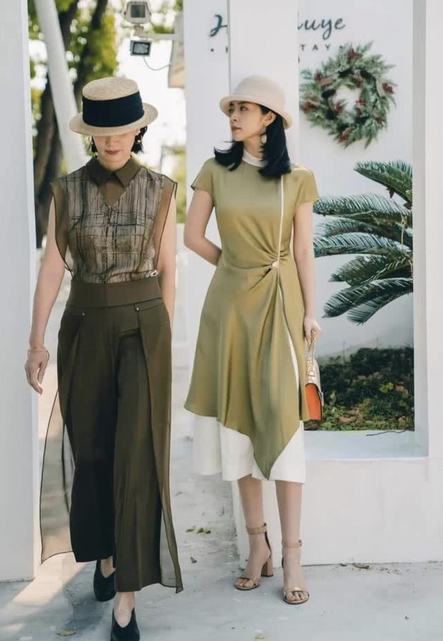 奔四的女人尽量少穿牛仔裙，看看三木这样穿多美，优雅大气上档次