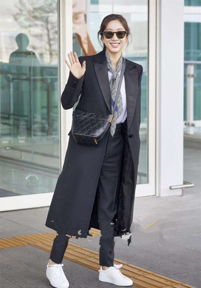 开春别再穿阔腿裤了!现在流行用这条裤子配外套,时髦显瘦上档次