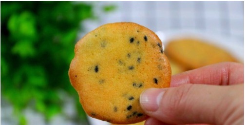 搅拌均匀|孩子吃的饼干不用买,手把手教你在家做,面粉鸡蛋搅一搅就搞定