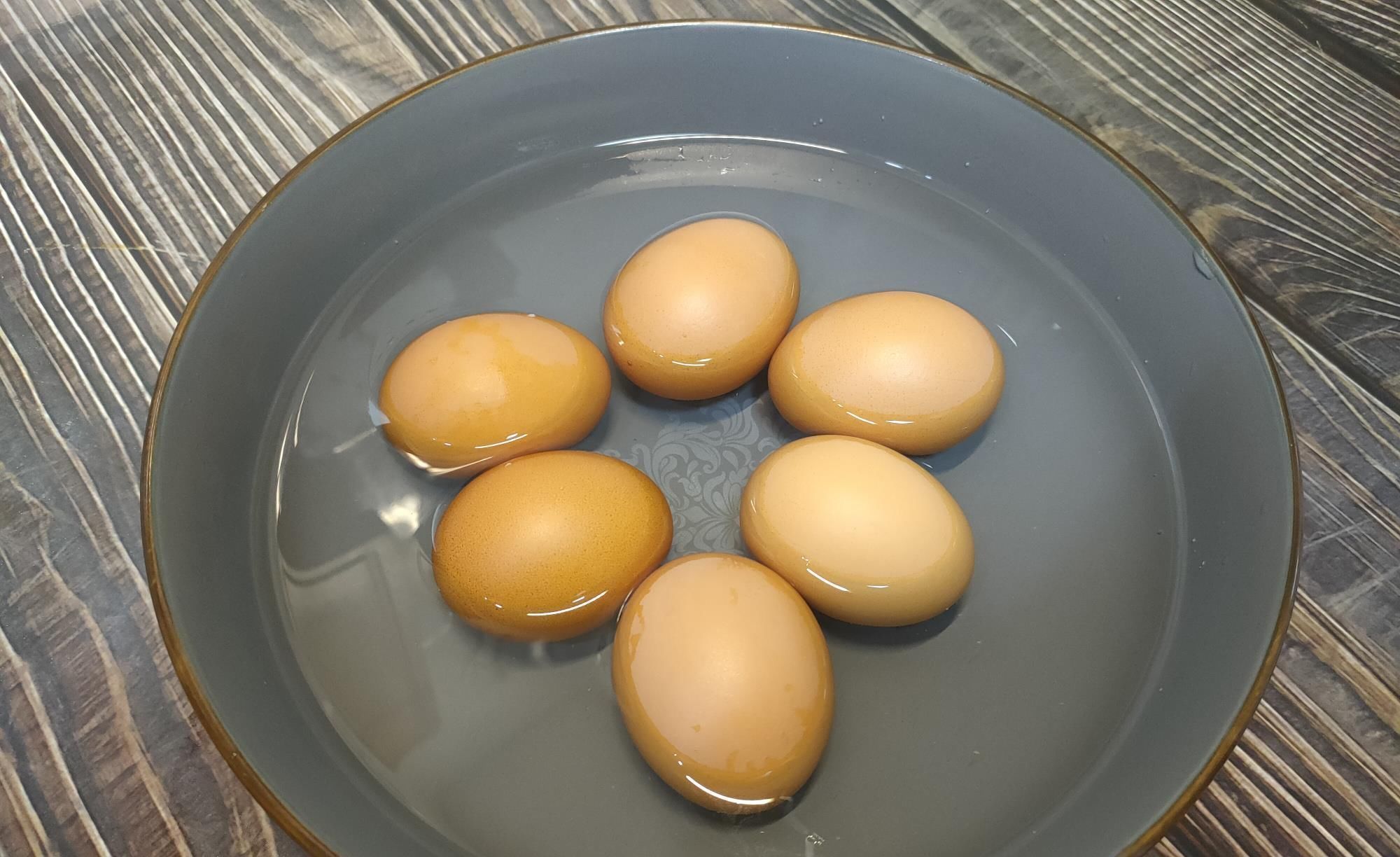 鸡蛋|煮鸡蛋,不要只用清水,水中多加两样,蛋壳一剥就掉,特省事