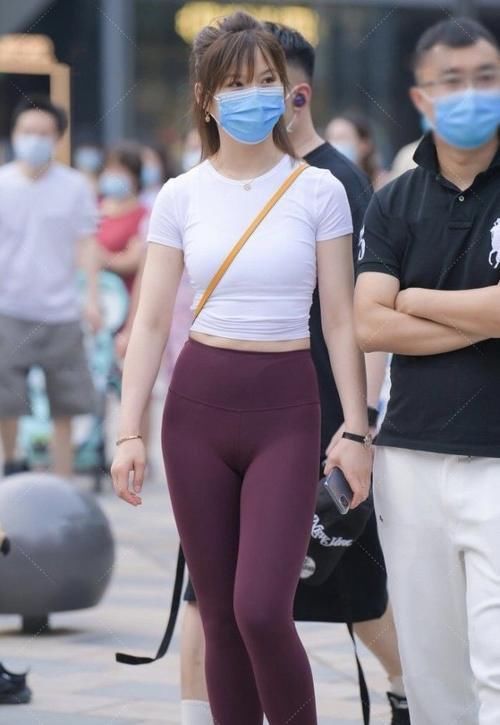 小姐姐 紧身上衣,搭配红色瑜伽裤的运动风穿搭,突显身材!