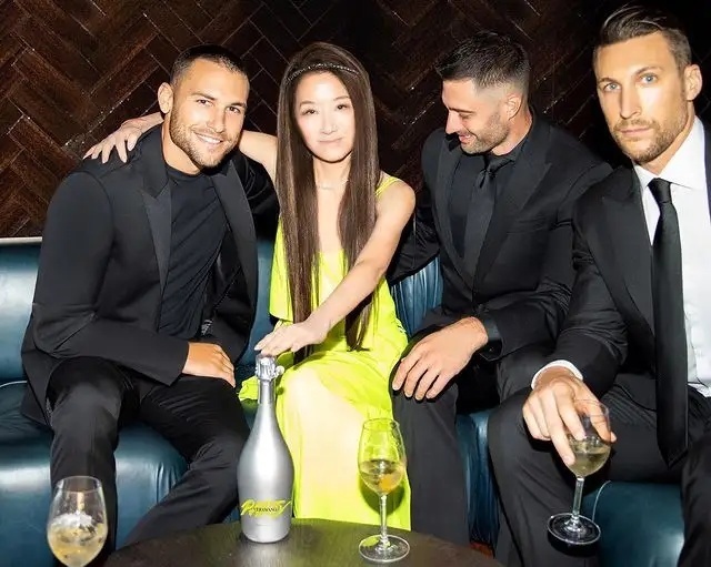 搭配|72岁王薇薇和36岁男友同框,长发飘逸颜值在线,黄色吊带裙吸睛