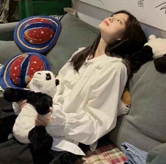 头发|女生睡觉“头发都咋放”编起来的是淑女,大部分人活成了女汉子