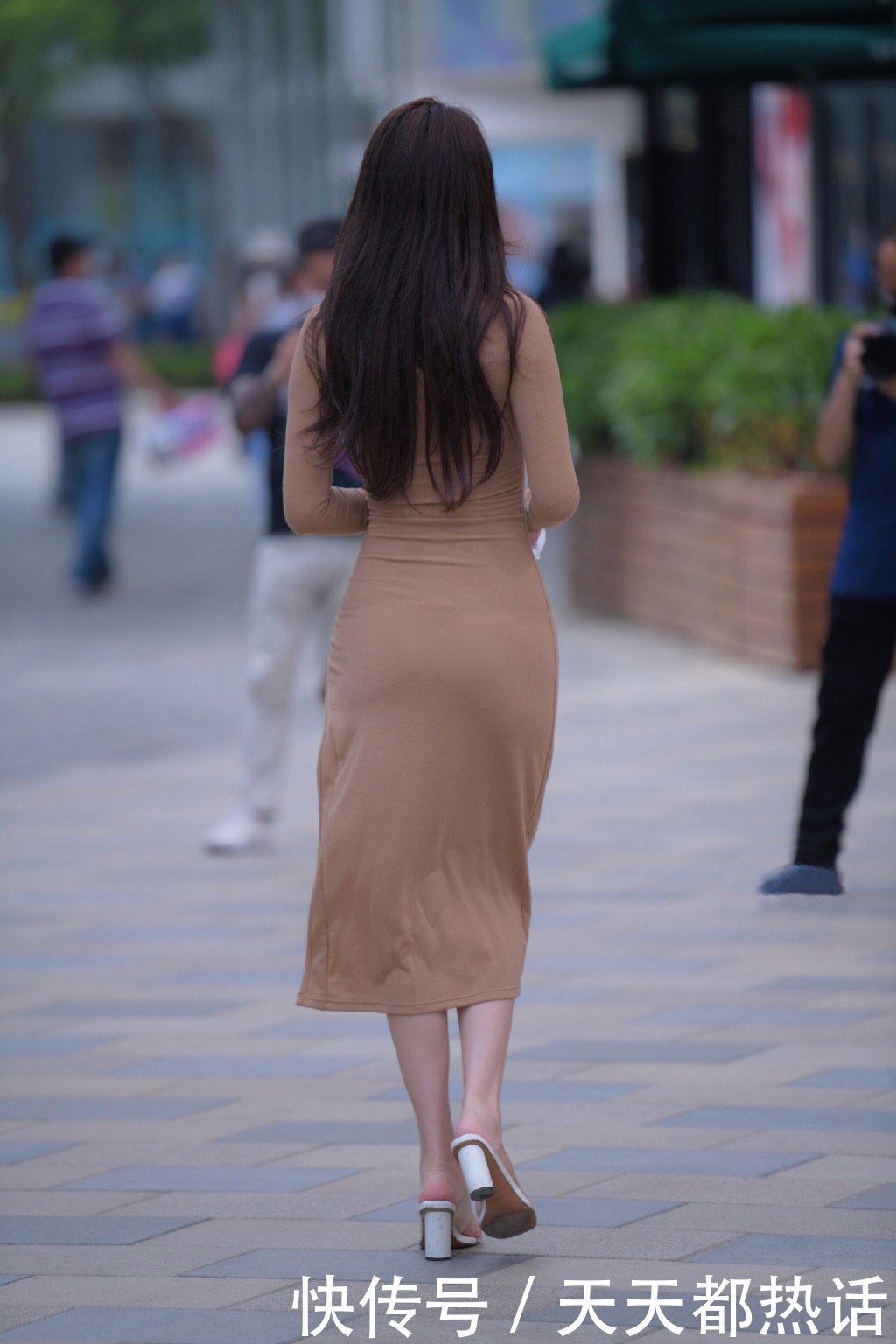  选择|选择修身飘逸的长裙，留下优雅浪漫的回忆，气质女生都爱穿