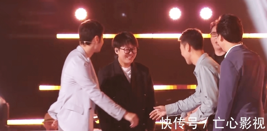 “小二班”首战失利,铁柯楠演唱让导师热泪盈眶,无奈得分太低
