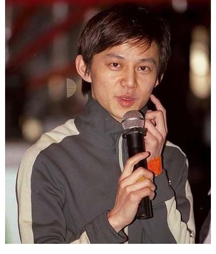 好脾气|节目录制失控，何炅离席，成龙一脚踹向主持人，网友却说解气