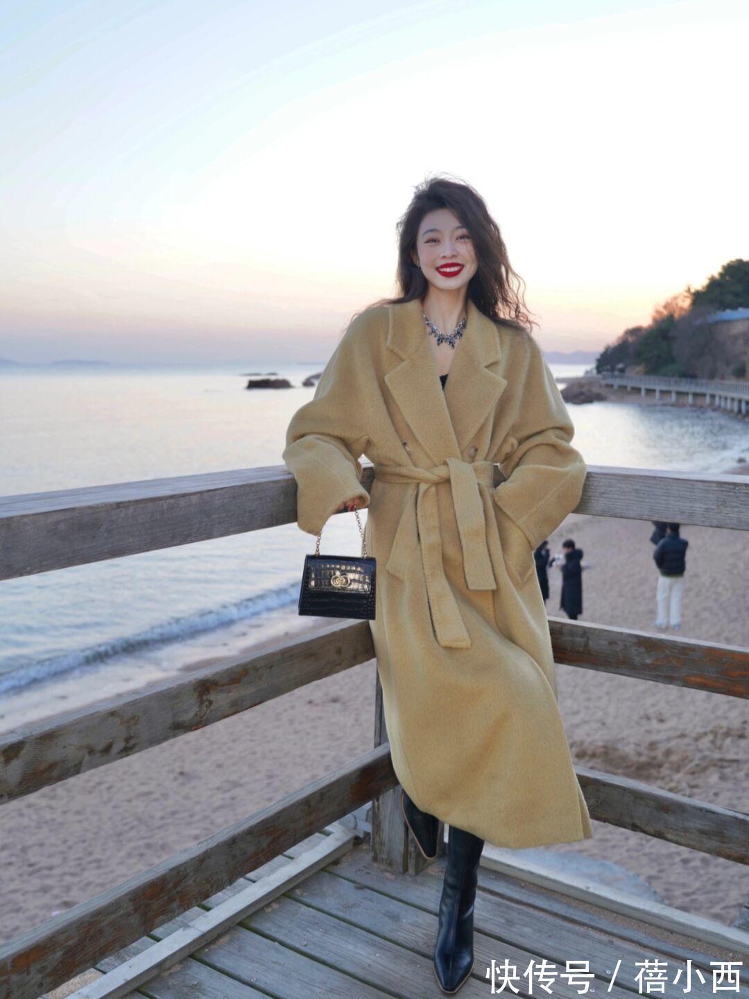 搭配 “长款大衣”才是冬季必备的搭配单品,简约时尚不花哨,还很时髦