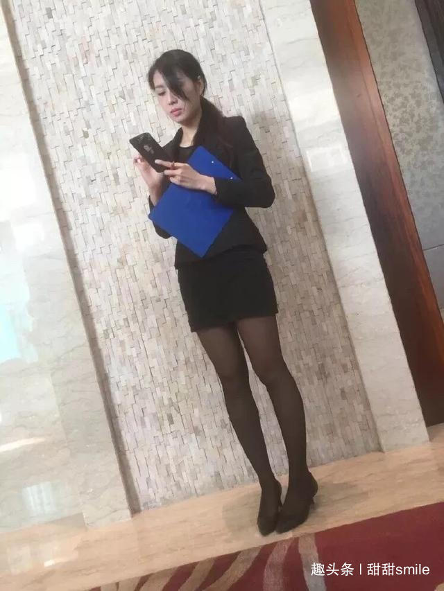 修饰 美女穿上一双尖头的高跟鞋，带有铆钉的修饰，特别的时尚有气场
