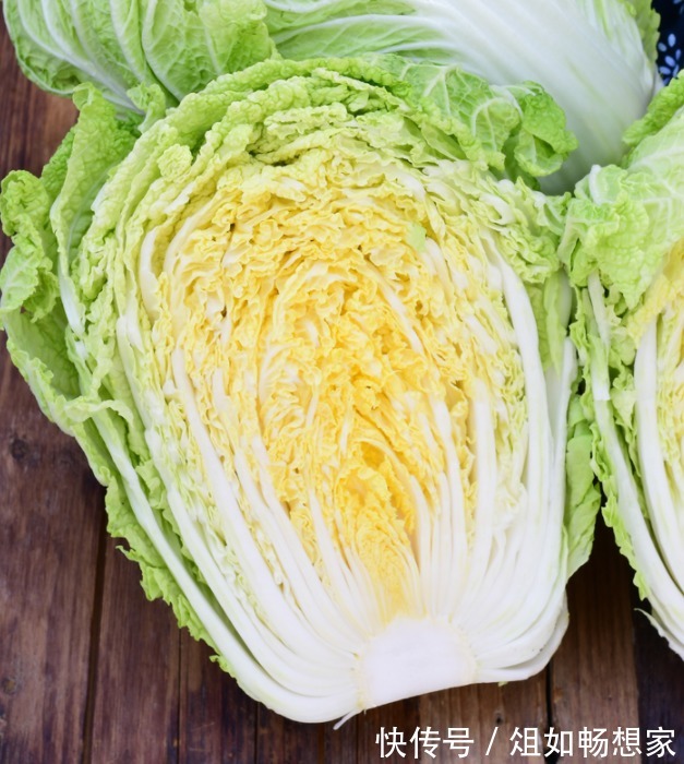 菜市场|买白菜时，选绿的还是白的好老菜农不小心说漏嘴，别再买错了