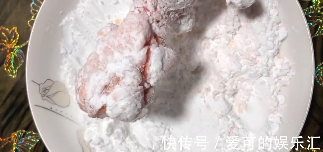 炸鸡翅时，加上2种调味料，外脆里香风味独特，再也不去外头买！