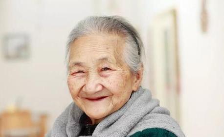 老年人|牛奶、酸奶、奶粉,究竟哪种对老年人最好?家有老人的别买错