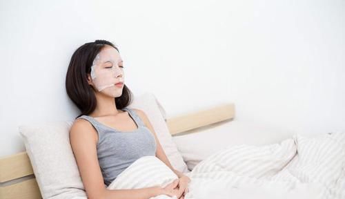 敷面膜时，那张塑料纸别扔了，很多女生都丢了，难怪皮肤越敷越干