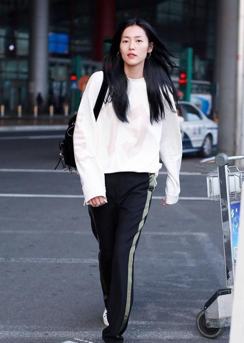 收起你的阔腿裤吧！今年流行这3种裤子，显瘦又百搭