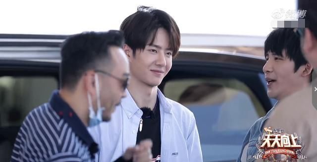 |天天向上王一博抱钱枫被弹回来超搞笑,摸“钱夫人”的肚子表情奶萌超可爱