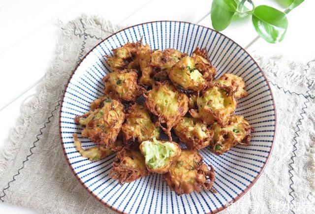 70岁的婆婆炸丸子,不光用萝卜还加它,炸好的丸子有独特的香味!