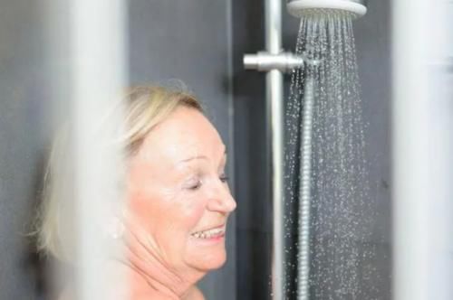 臭味|年龄大了会出现“老年臭”?提醒:50岁后若做好4件事,老了没味