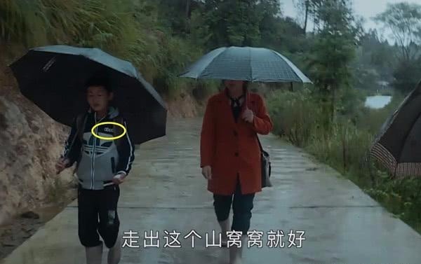 山村|《变形计》山村男孩穿阿迪达斯火了,看到爸爸的着装后,扎心啊!