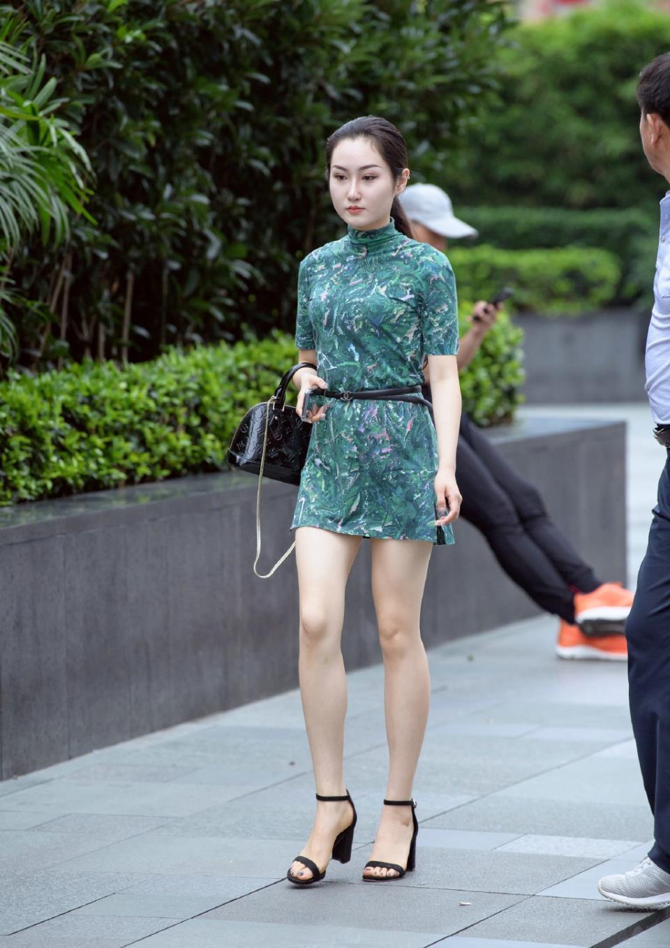 小姐姐|碎花直筒裙,中领的设计非常显气质,轻松打造出靓丽减龄的美
